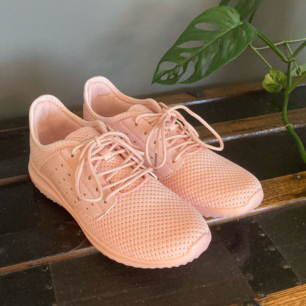 NWOT Daily Shoes brand golf-style foam sneaker in pink, US 8.5/EUR 39